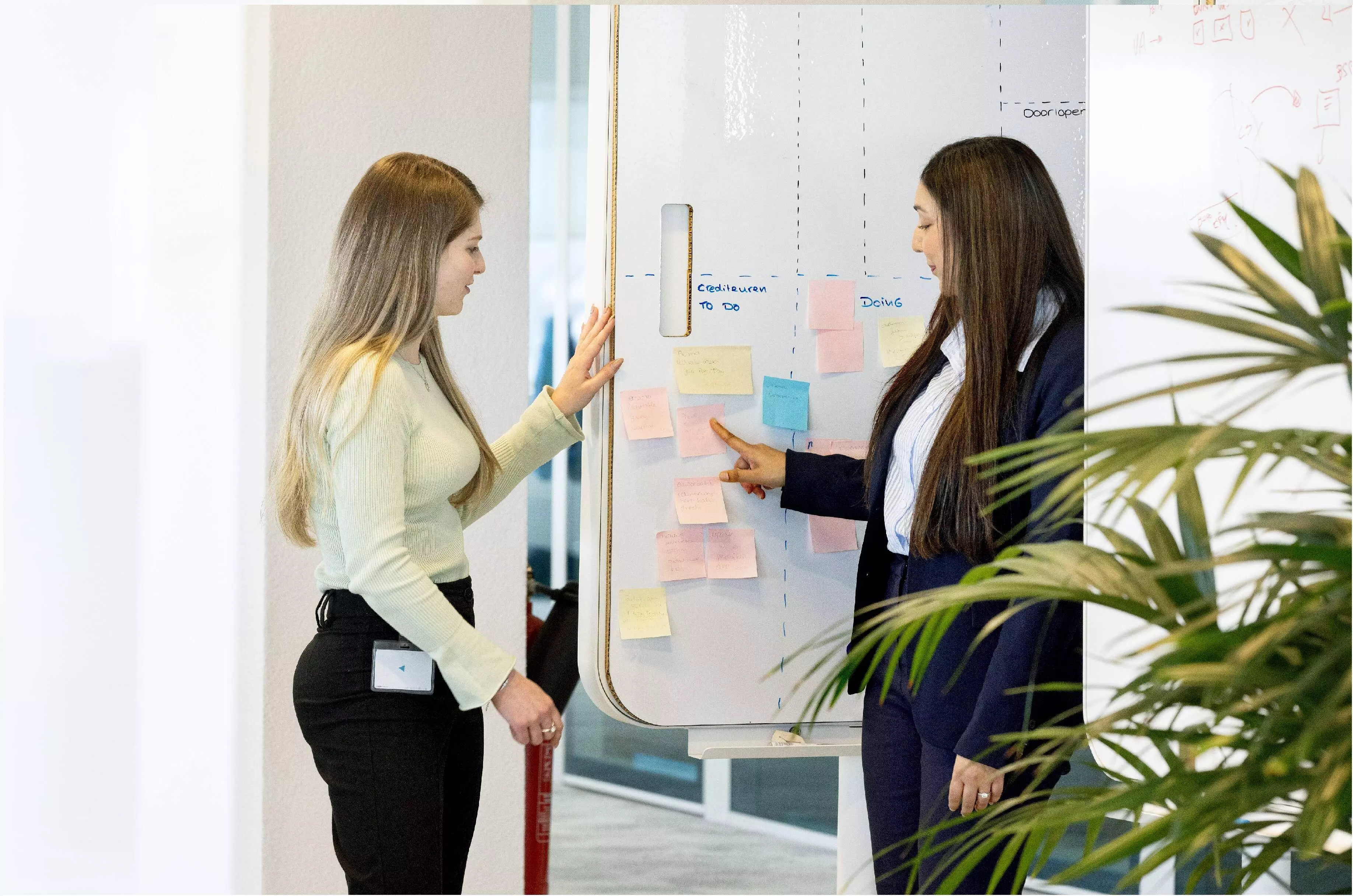 Een stage bij DELA is meer dan alleen werkervaring opdoen. Je komt werken bij een organisatie die écht om mensen geeft, waar je projecten krijgt die ertoe doen, en waar persoonlijke ontwikkeling centraal staat.